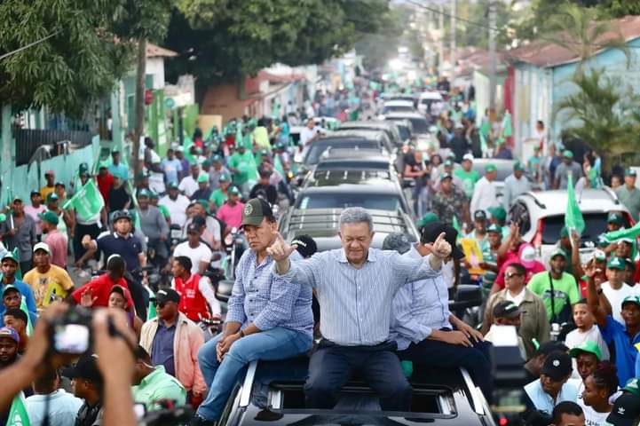 Caravana multitudinaria re ne miles en las calles de San Juan en