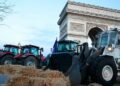 Casi 70 detenidos tras una manifestación sorpresa de agricultores en París 