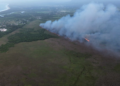 Guardaparques y bomberos forestales combaten incendio en lagunas Cabarete y Goleta