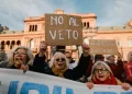 Jubilados en Argentina marchan contra el veto de Javier Milei